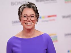 archiv 19 11 2025 hamburg ildiko von kuerthy kommt zur verleihung goldene bild der frau im stage theater im hafen