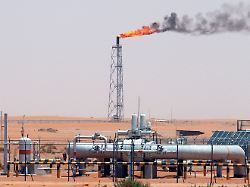 archiv 24 06 2008 saudi arabien riad technische anlagen stehen auf einem saudi arabischen oelfeld rund 160 kilometer von riad entfernt