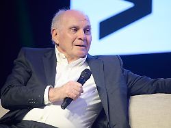 archiv 26 03 2026 nordrhein westfalen muenster uli hoeness ehrenpraesident des fc bayern muenchen sitzt beim daten und ki festival auf der buehne 1