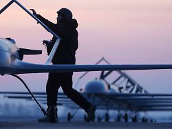 archiv 28 02 2025 ukraine ein ukrainischer soldat des verteidigungsnachrichtendienstes bereitet den start der langstreckendrohne an 196 ljutyj an einem ungenannten ort in der ukraine vor