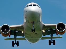 archiv ein flugzeug landet am 14 06 2012 am flughafen in muenchen bayern foto sven hoppe dpa zu dpa urteil ueber luftverkehrssteuer im november vom 14 10