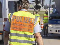 abschiebeflug nach sofia vom flughafen stuttgart werden fuenf vollziehbar ausreisepflichtige personen nach bulgarien abgeschoben polizisten sichern das boarding des flugzeuges ab
