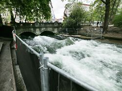absperrungen an der eisbachwelle aufgrund eines toedlichen unfalls