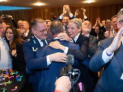 afd spitzenkandidat jan bollinger mit den afd bundesvorsitzenden tino chrupalla und alice weidel bei der bekanntgabe der ersten prognose um 18 00 uhr