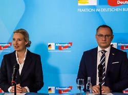 alice weidel afd bundes und fraktionsvorsitzende und tino chrupalla afd bundes und fraktionsvorsitzender sprechen bei einer pressekonferenz zum abschluss der klausur der afd bundestagsfraktion