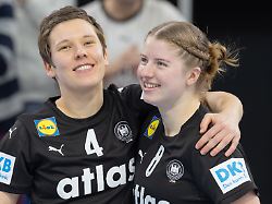 alina grijseels deutschland 4 und nina engel deutschland 8 handball em qualifikationsspiel der frauen zwischen deutschland und slowenien am 8 maerz im snp dome heidelberg