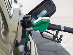 an einer tankstelle in berlin wird gerade ein auto betankt das neue gesetz zur begrenzung der taeglichen anpassung der spritpreise ist am 01 04 2026 in kraft getreten 2