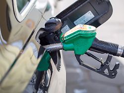 an einer tankstelle in berlin wird gerade ein auto betankt das neue gesetz zur begrenzung der taeglichen anpassung der spritpreise ist am 01 04 2026 in kraft getreten