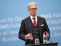 andreas gassen chef der kassenaerztlichen bundesvereinigung nimmt an einer pressekonferenz zu plaenen fuer ein primaerarztsystem teil