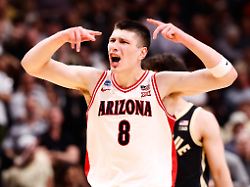 arizona stuermer ivan kharchenkov reagiert nach einem treffer in der zweiten halbzeit des elite eight des ncaa college basketball turniers gegen purdue in san jose kalifornien