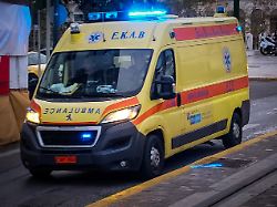 athen griechenland ein krankenwagen der griechischen nationalen notrufzentrale ekab ethniko kentro amesis voitheias im einsatz mit blaulicht im stadtzentrum von athen symbolfoto