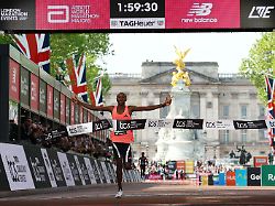 athletics london marathon london britain april 26 2026 kenya s sabastian sawe crosses the finish line to win the men s elite race reuters matthew childs