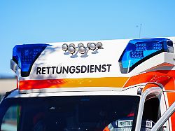 aufschrift rettungsdienst auf rettungswagen mit blaulicht symbolfoto blaulicht 22 04