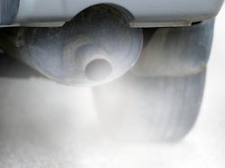 auspuff mit abgasen eines verbrennungsmotors dieselmotor baden wuerttemberg deutschland europa