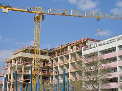 baustelle wohnungsbau kran kurfuerstenstrasse schoeneberg berlin deutschland