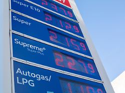 berlin 8 04 2026 eine preistafel an einer tankstelle in berlin seit der waffenruhe im iran sind die spritpreise in deutschland leicht gesunken aber noch deutlich hoeher als vor kriegsbeginn