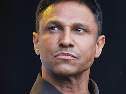 berlin deutschland brandenburger tor wagenknecht demo gegen gaza krieg daniel aminati