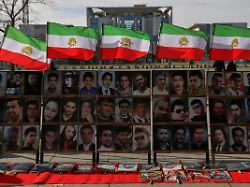 berlin deutschland bundeskanzleramt mahnwache gegen hinrichtungen im iran aktivisten sammeln vor dem paul loebe haus unterschriften gegen hinrichtungen im iran im hintergrund das bundeskanzleramt