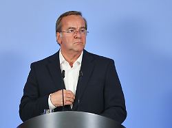 berlin deutschland bundesministerium der verteidigung roundtable zur staerkung der deutsch ukrainischen kooperation bundesminister der verteidigung boris pistorius spd