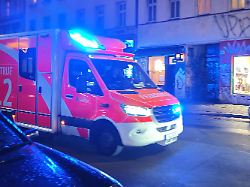 berlin deutschland rettungswagen im bezirk kreuzberg auf der oranienstrasse 1