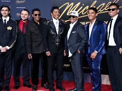bigi jackson prince jackson jackie jackson jermaine jackson marlon jackson jermajesty jackson und randy jackson jr bei der premiere des kinofilms michael in der uber eats music hall berlin 10 04
