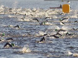 bilder des tages sport teilnehmer an der iron premiere in hamburg auf der schwimmstrecke auf der aussenalster 1