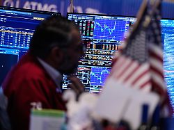 bildschirme zeigen finanzwerte auf dem parkett der new yorker boerse an