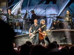 bjoern both saenger und hans timm timsen hinrichsen saenger und gitarrist von santiano live auf da braut sich was zusammen tour in der berliner uber arena am 11 04