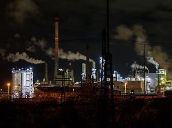 blick auf anlagen im industriepark hoechst in frankfurt die monopolkommission uebergibt das sektorgutachten energie an das bundeswirtschaftsministerium