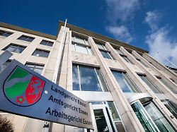 blick auf das gebaeude in dem sich landgericht amtsgericht und arbeitsgericht befinden