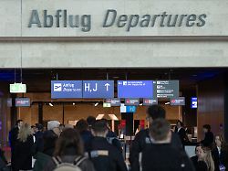 blick auf den eingang in den abflugbereich des neuen terminals am frankfurter flughafen wird an diesem mittwoch das neue passagierterminal 3 mit einem festakt eroeffnet