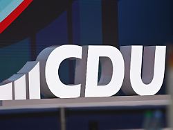 blick auf die buehne mit cdu logo emblem parteilogo 38 parteitag der christlich sozialen union cdu am 20 und 21 02 2026 messe stuttgart