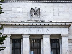 blick auf die fassade der federal reserve in der hauptstadt