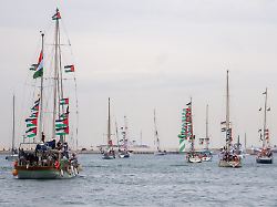 boote mit aktivisten und humanitaerer hilfe fuer die palaestinenser im gazastreifen manoevrieren im hafen waehrend einer symbolischen verabschiedungszeremonie im rahmen der global sumud flotilla