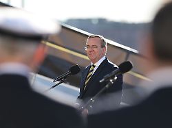 boris pistorius spd bundesminister der verteidigung und sein indischer amtskollege besuchen den u boot hersteller tkms pistorius gibt ein statement