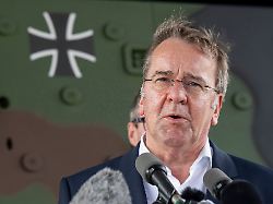 boris pistorius spd verteidigungsminister besichtigt das rheinmetall werk fuer schwere waffentraeger fahrzeug