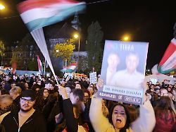 budapest ungarn parlamentswahl anhaenger feiern am abend auf der wahlparty der tisztelet es szabadsag part kurz tisza