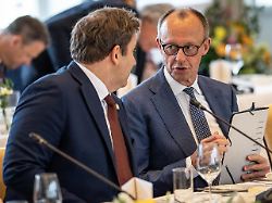 bundeskanzler friedrich merz 3 v l mit bundesfinanzminister lars klingbeil 2 v l