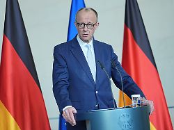 bundeskanzler friedrich merz cdu nimmt an einem pressestatement zur aktuellen internationalen und nationalen lage im bundeskanzleramt teil