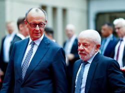 bundeskanzler friedrich merz cdu r und brasiliens praesident luiz inacio lula da silva kommen zu der eroeffnung der hannover messe