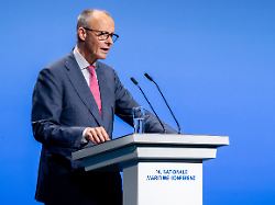 bundeskanzler friedrich merz cdu spricht im rahmen der nationalen maritimen konferenz nmk in der nordseehalle die nmk ist das spitzentreffen der maritimen branche unter leitung der bundesregierung