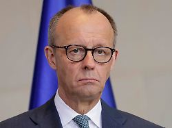 bundeskanzler friedrich merz deutschland berlin bundeskanzleramt pressekonferenz von bundeskanzler merz und dem staatspraesidenten der syrischen arabischen republik ahmed al sharaa