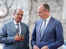bundeskanzler friedrich merz r cdu empfaengt mahmoud ali youssouf praesident der afrikanischen union vor dem bundeskanzleramt