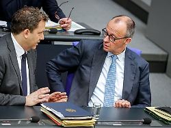 bundeskanzler friedrich merz r cdu und lars klingbeil spd bundesminister der finanzen vizekanzler und spd bundesvorsitzender nehmen an der sitzung des bundestags zum altersvorsorgereformgesetz teil