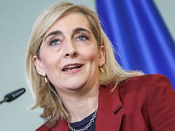 bundesministerin nina warken bei einer pressekonferenz mit bundeskanzler friedrich merz cdu im bundeskanzleramt in berlin am 29 4 2026