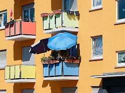 bunt und bluehend mieter koennen den balkon ihrer wohnung nach ihren wuenschen gestalten doch es kann grenzen geben