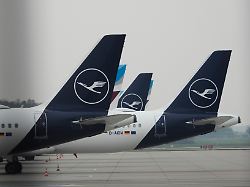 cntv lufthansa warnstreik bei lufthansa und eurowings piloten lufthansa logo kranich und eurowings schriftzug logo flugzeuge am boden rollfeld des helmut schmidt airport am donnerstag 13 04 1