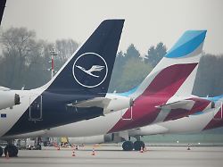 cntv lufthansa warnstreik bei lufthansa und eurowings piloten lufthansa logo kranich und eurowings schriftzug logo flugzeuge am boden rollfeld des helmut schmidt airport am donnerstag 13 04