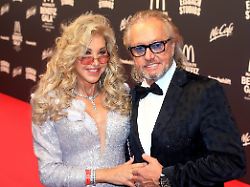carmen geiss und robert geiss bei der 19 mcdonald s benefiz gala zugunsten der mcdonald s kinderhilfe stiftung in den eisbach studios muenchen 26 10