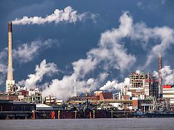 chempark krefeld uerdingen rund 40 betriebe sind in dem chemiepark am rhein angesiedelt es gibt 3 chemparks in nrw am rhein deutschland